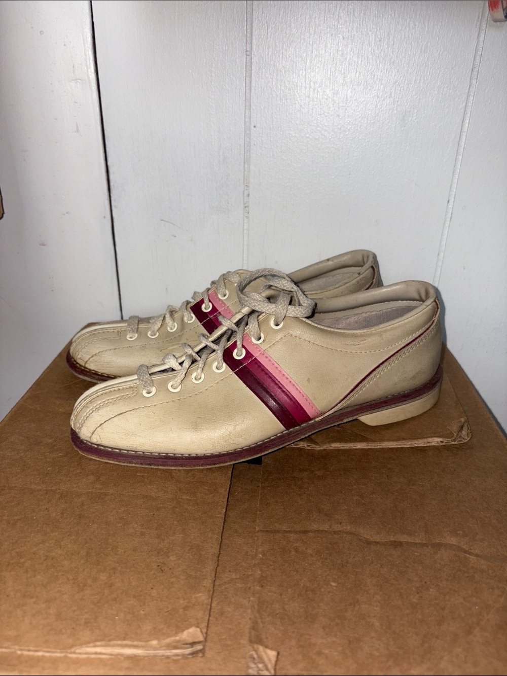 Women’s Beige Leather Casual Lace-Up Shoes with Burgundy Accent size 8.5